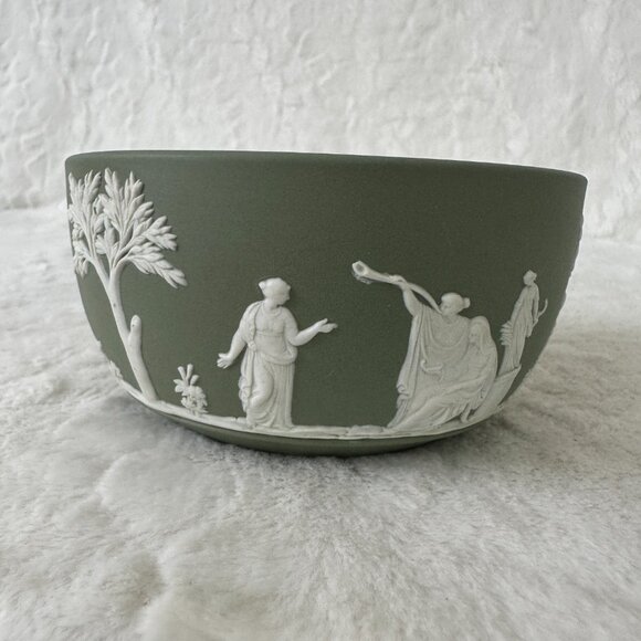 Round Sacrifice Bowl Cream Color on Celadon Green Jasperware Wedgwood 1959 - Picture 4 of 8